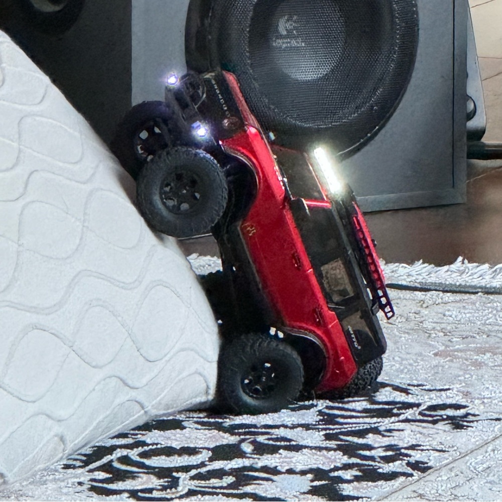 AXIAL - 1/24 SCX24 2021 FORD BRONCO 4WD TRUCJ with USB Charger and Remote | Red - Picture 3 of 11